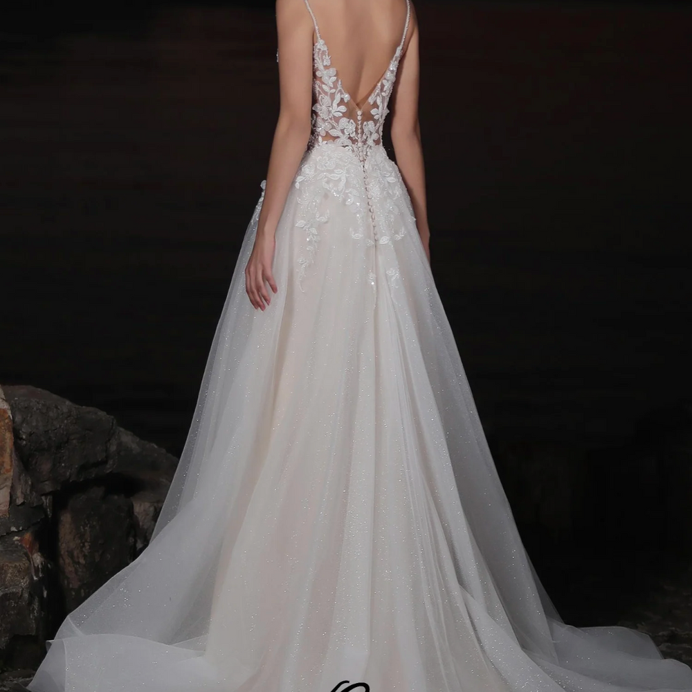 
                      
                        Glamorous Spaghetti Straps Tulle A-Line Wedding Dress
                      
                    
