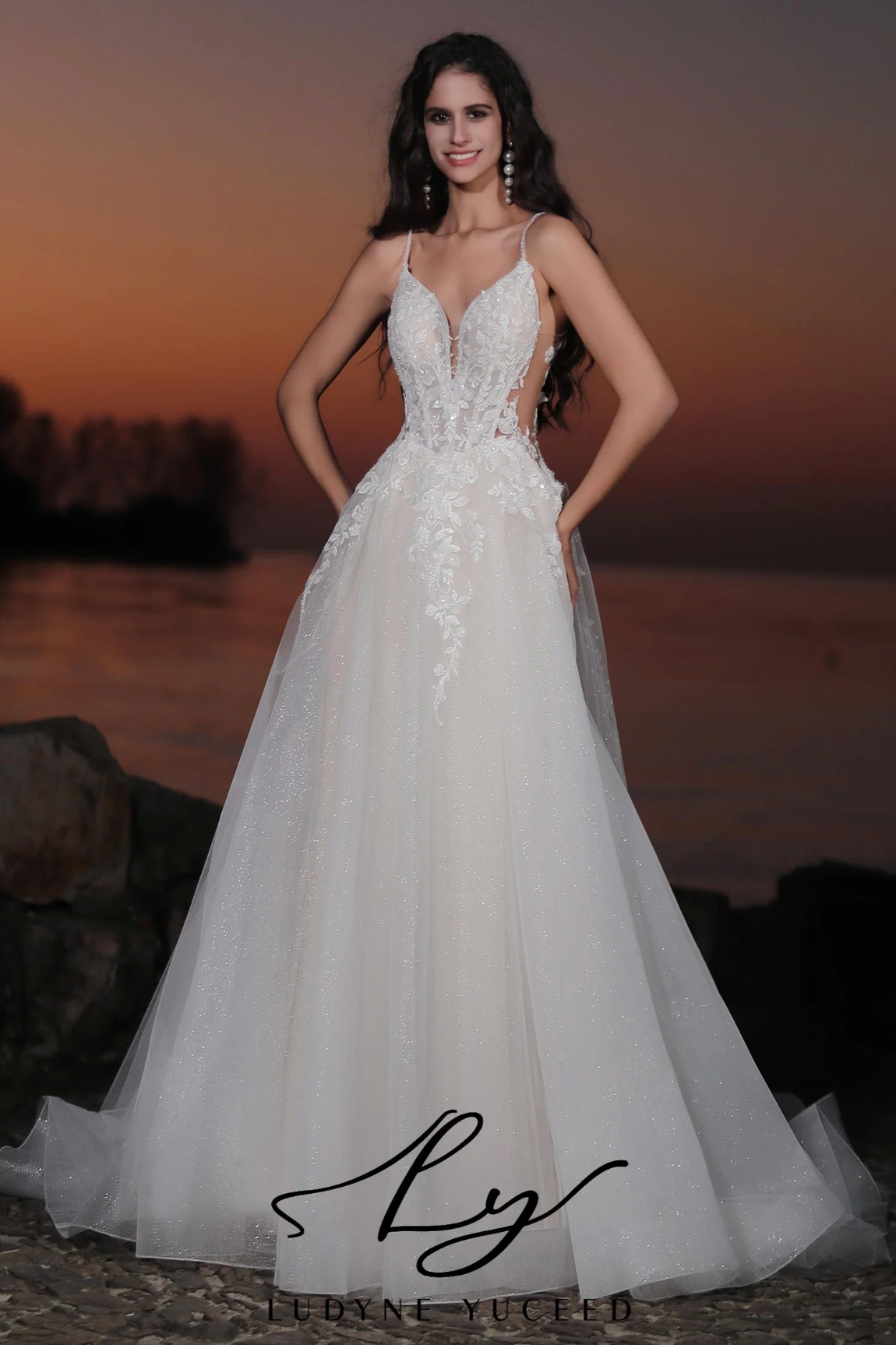 Glamorous Spaghetti Straps Tulle A-Line Wedding Dress