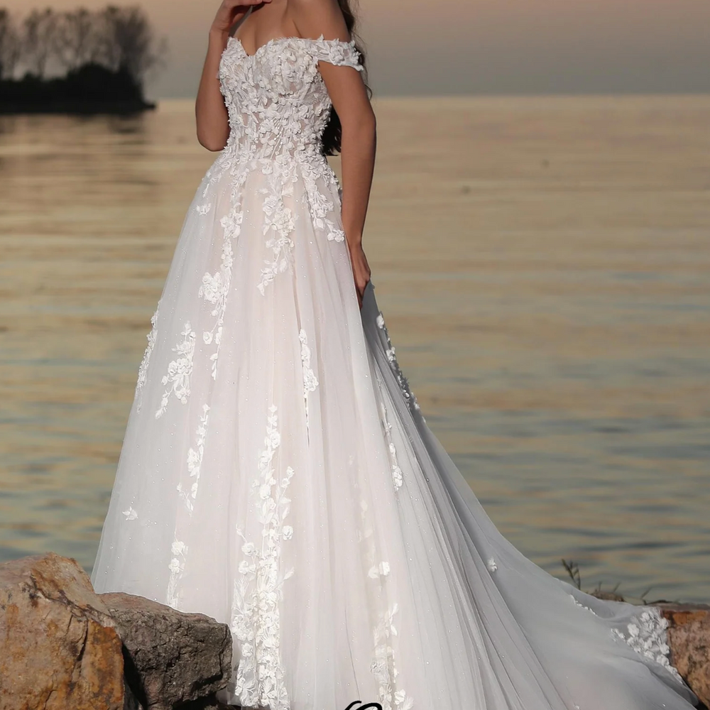 
                      
                        Fairy-like Off-The-Shoulder 3D Floral Wedding Dress
                      
                    