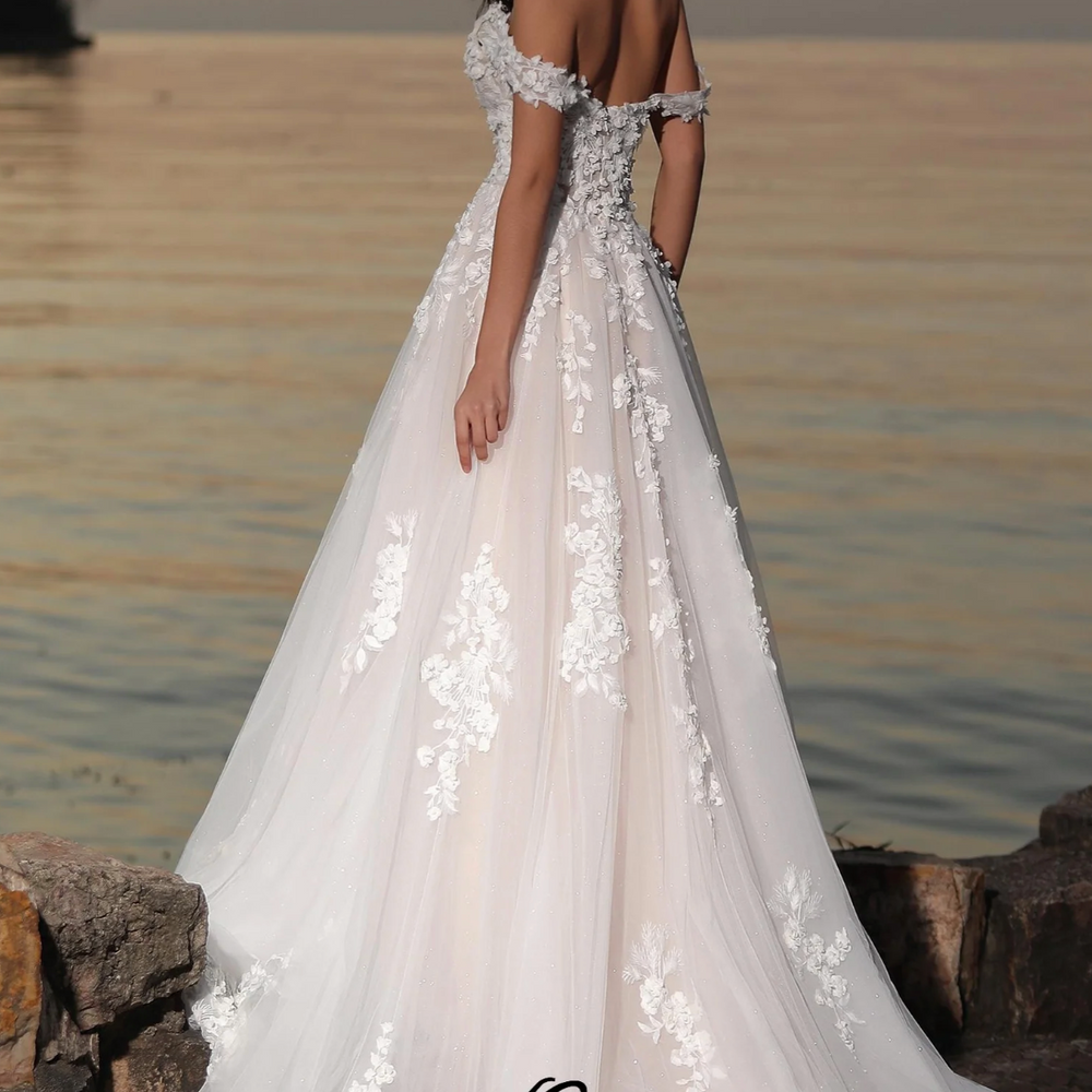 
                      
                        Fairy-like Off-The-Shoulder 3D Floral Wedding Dress
                      
                    