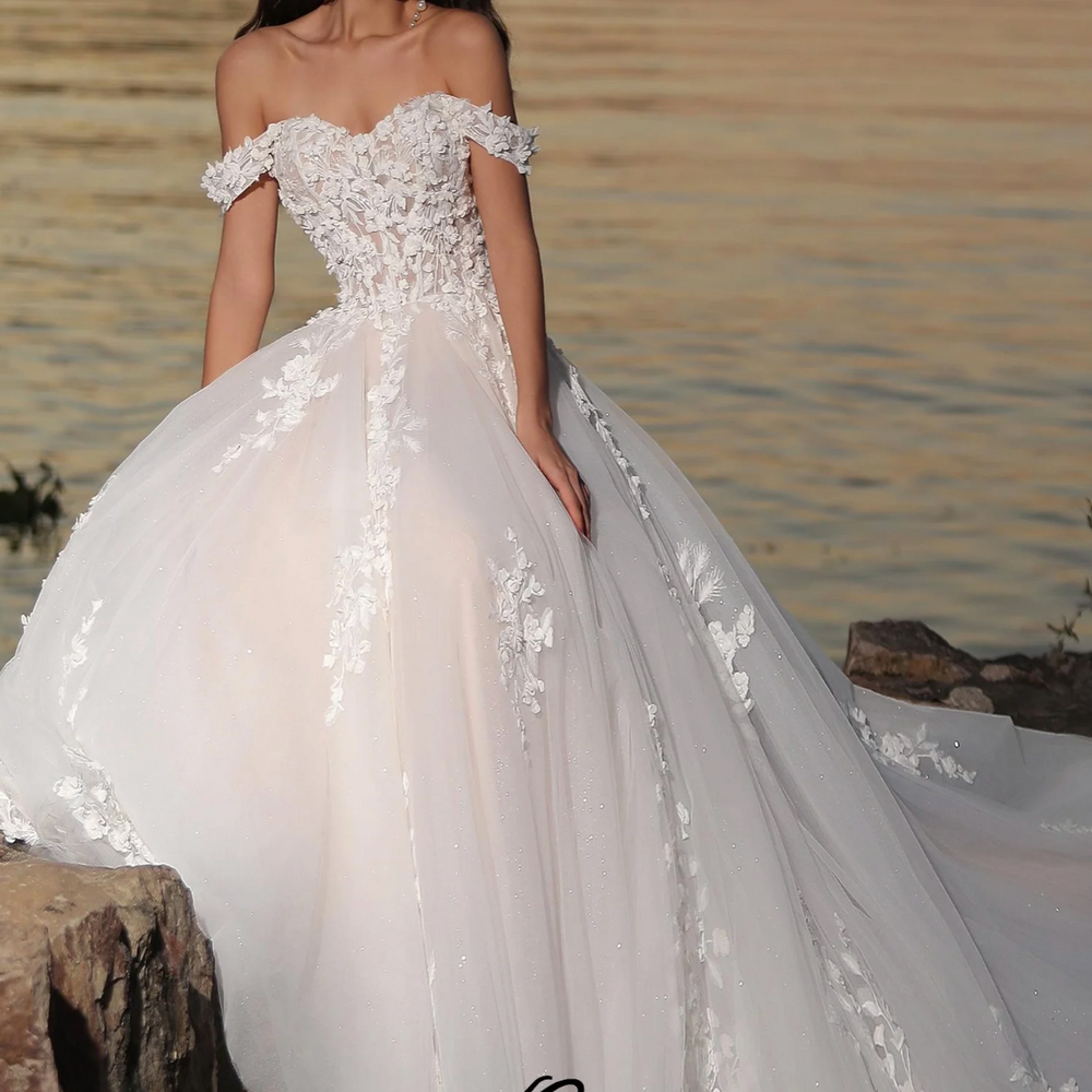 
                      
                        Fairy-like Off-The-Shoulder 3D Floral Wedding Dress
                      
                    