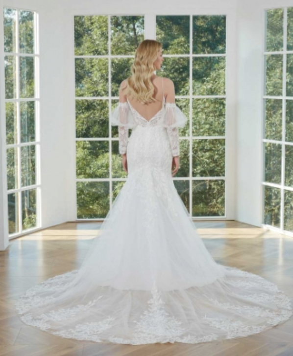 
                      
                        Deep V with Detachable Sleeves Tulle Lace Wedding Bridal Gown
                      
                    