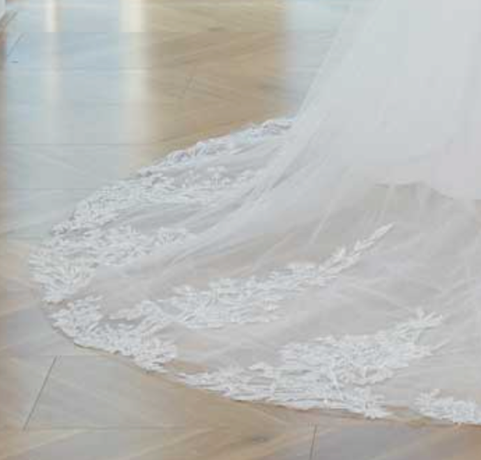 
                      
                        Deep V with Detachable Sleeves Tulle Lace Wedding Bridal Gown
                      
                    