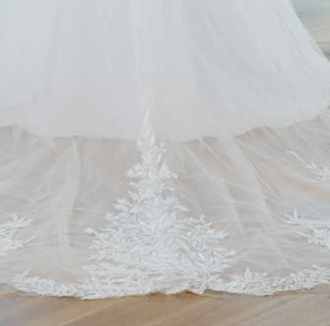 
                      
                        Deep V with Detachable Sleeves Tulle Lace Wedding Bridal Gown
                      
                    