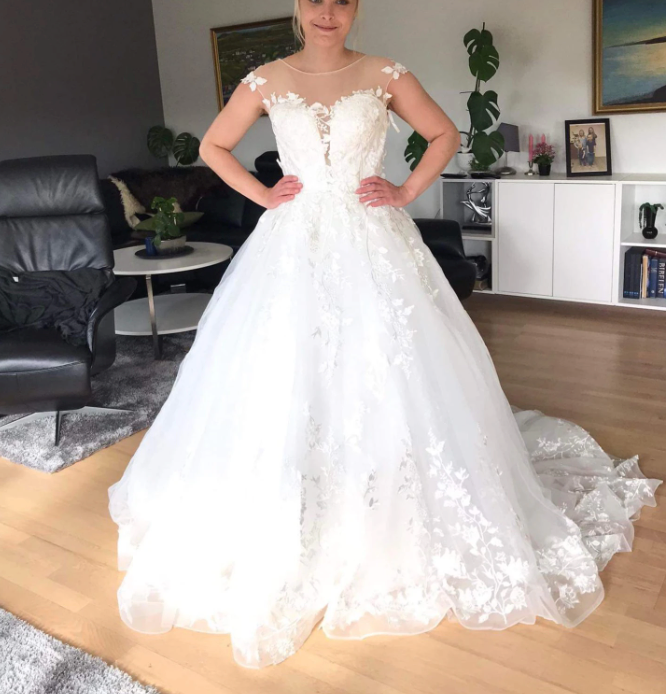 
                      
                        Lace Cap Sleeve A Line Bridal Wedding Ball Gown with Court Train
                      
                    