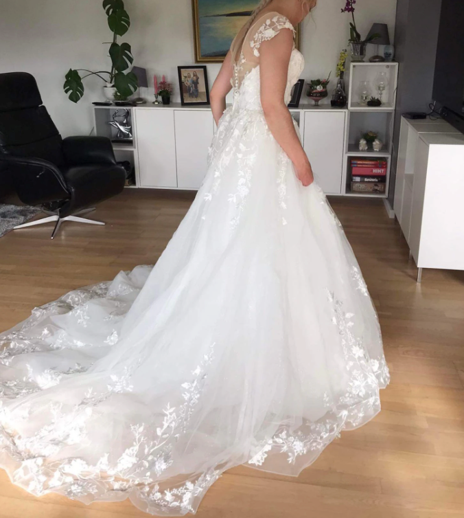 
                      
                        Lace Cap Sleeve A Line Bridal Wedding Ball Gown with Court Train
                      
                    