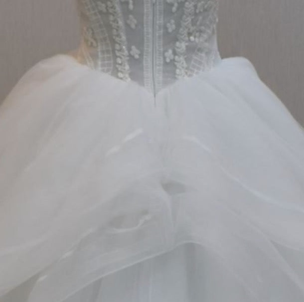 Load image into Gallery viewer, Tulle Peplum Sleeveless Chapel Train Princess Bridal Ball Gown
