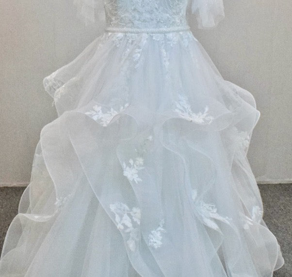 Load image into Gallery viewer, Tulle Lace A Line Bridal Chapel Train Wedding Gown
