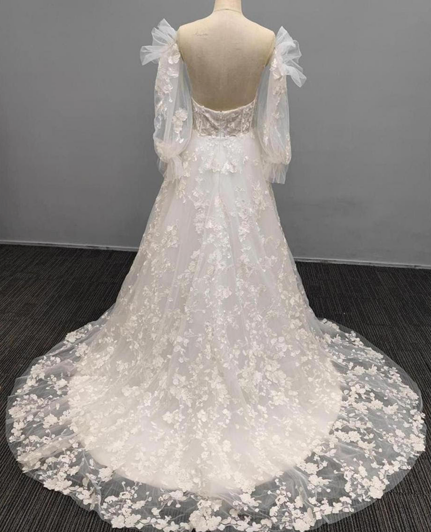 Vestido de novia de tul con encaje de flores 3D y mangas