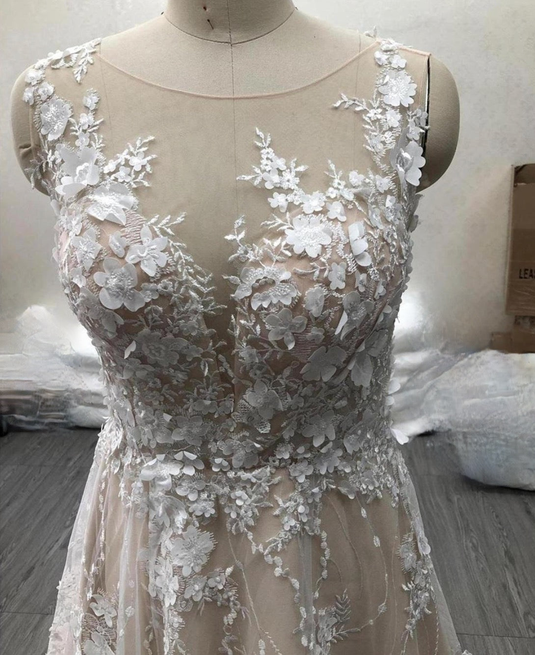 Romantic Sleeveless Flower Lace Tulle Bridal Dress Button Back Wedding