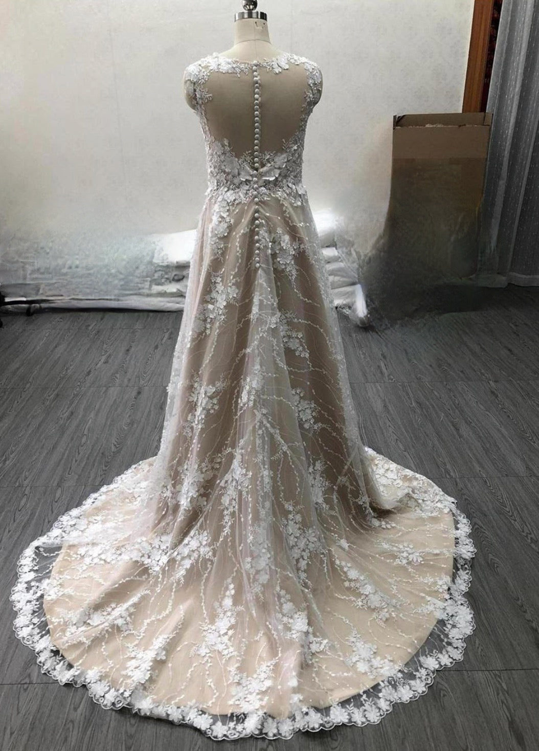 Romantic Sleeveless Flower Lace Tulle Bridal Dress Button Back Wedding