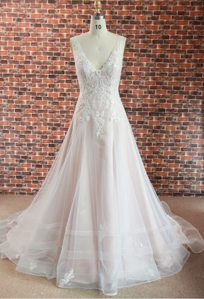 
                      
                        Ultra-Romantic V-Neck Heart-Shape Back Wedding Gown
                      
                    