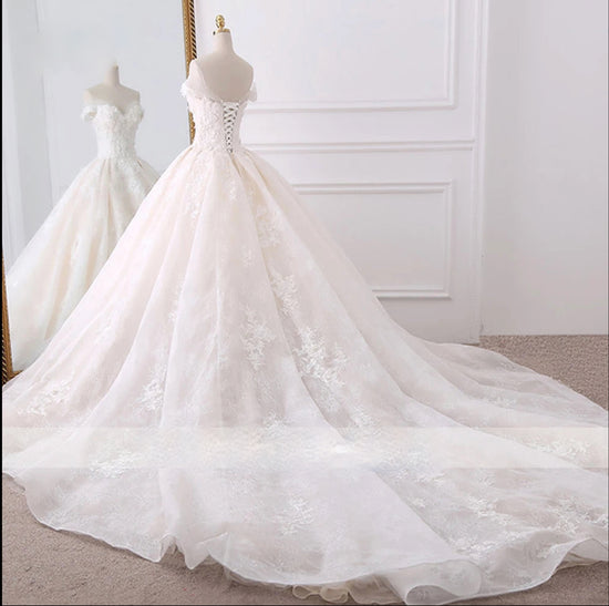 Sexy Sweetheart Lace Ball Gown Beaded Chapel Train Wedding Dress