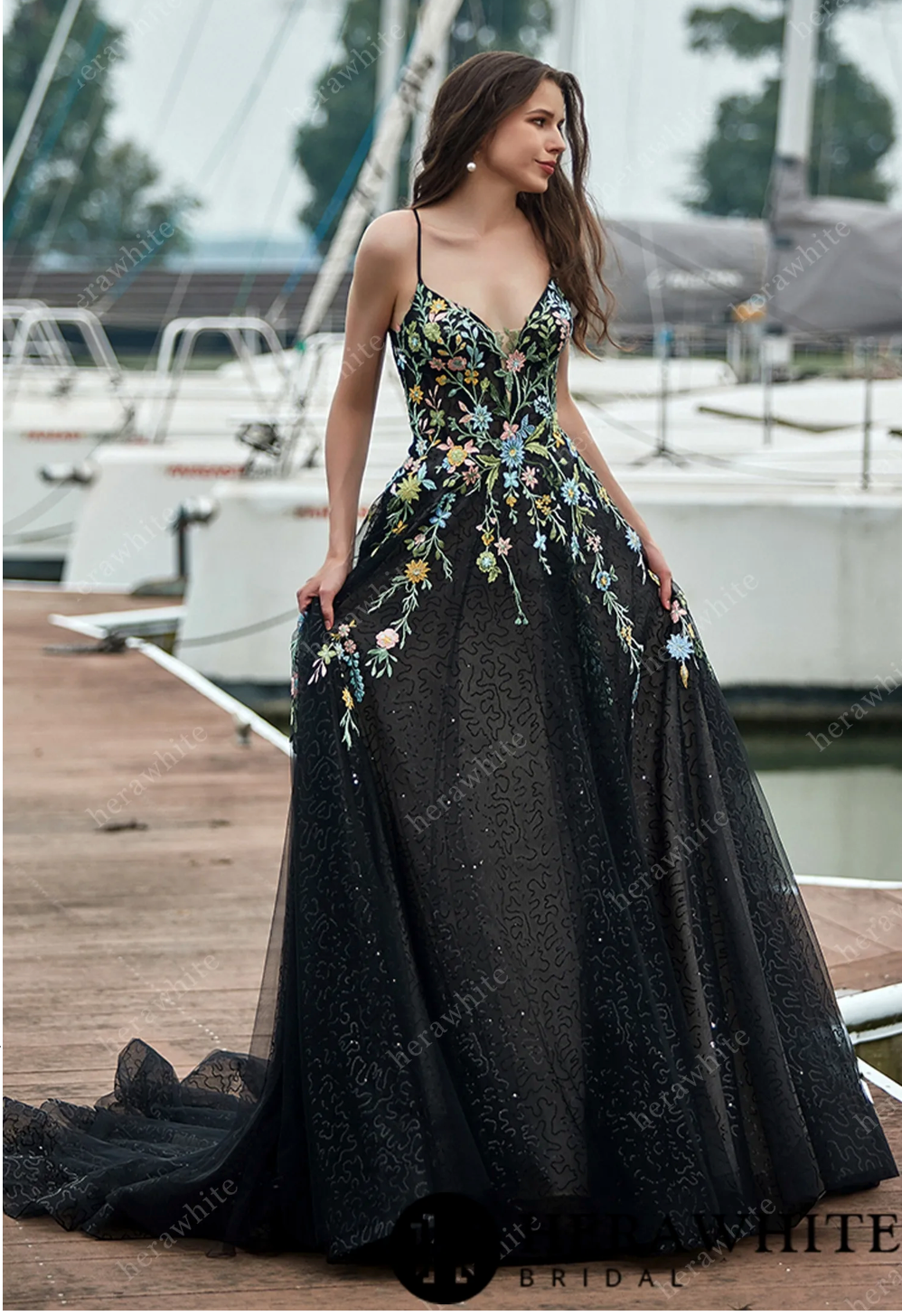 Vestido de novia con escote en V misterioso, tirantes finos y