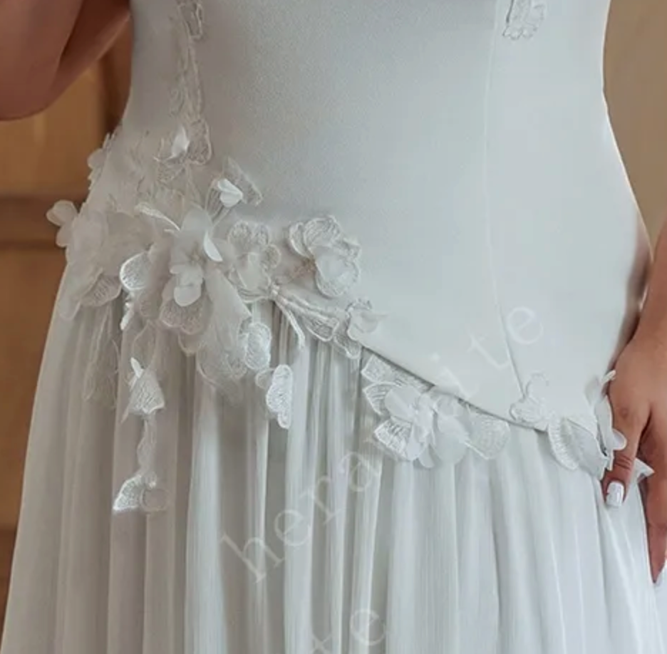 
                      
                        Strapless Chiffon Wedding Dress with 3D Floral Accents for Plus Sizes
                      
                    