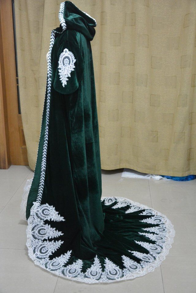 
                      
                        Velvet Wedding Hooded Coat with Lace Bridal Cape Party Costume
                      
                    