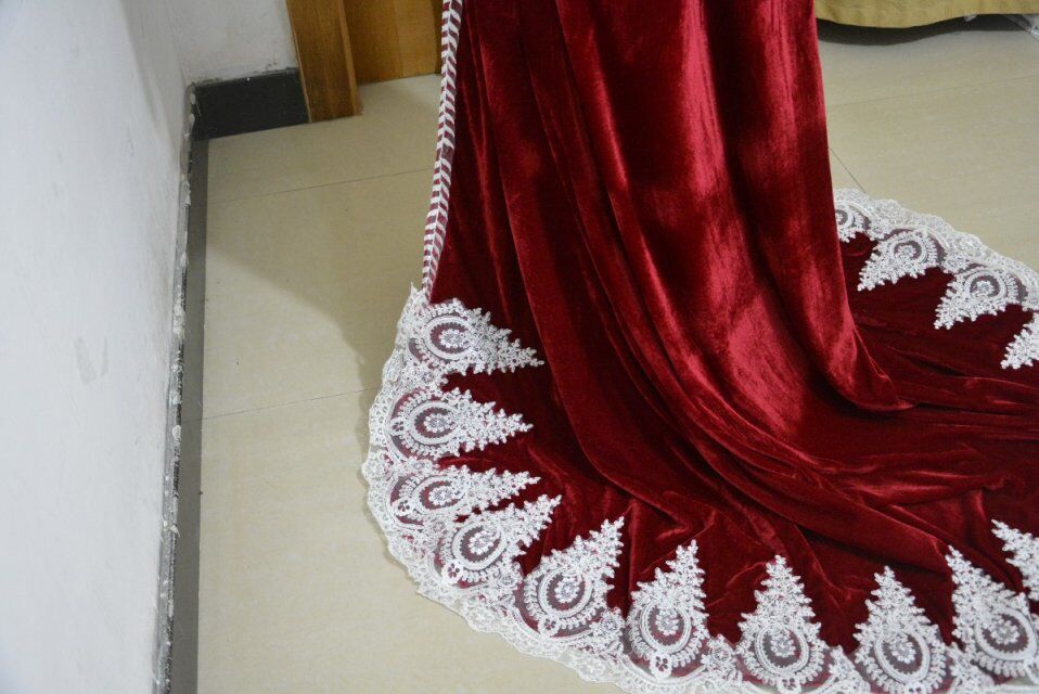 
                      
                        Velvet Wedding Hooded Coat with Lace Bridal Cape Party Costume
                      
                    