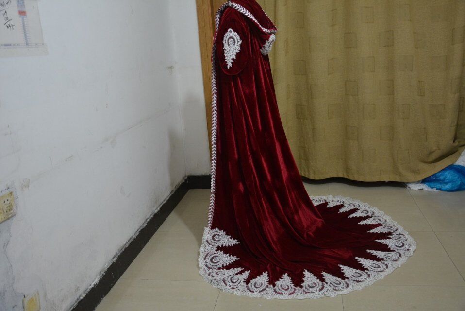 
                      
                        Velvet Wedding Hooded Coat with Lace Bridal Cape Party Costume
                      
                    