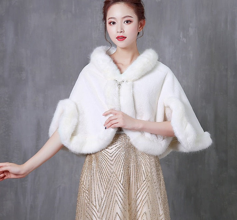 
                      
                        Elegant Faux Fur Bride Shawl Beaded Pin Bridal Winter White Wedding Bolero Cape
                      
                    