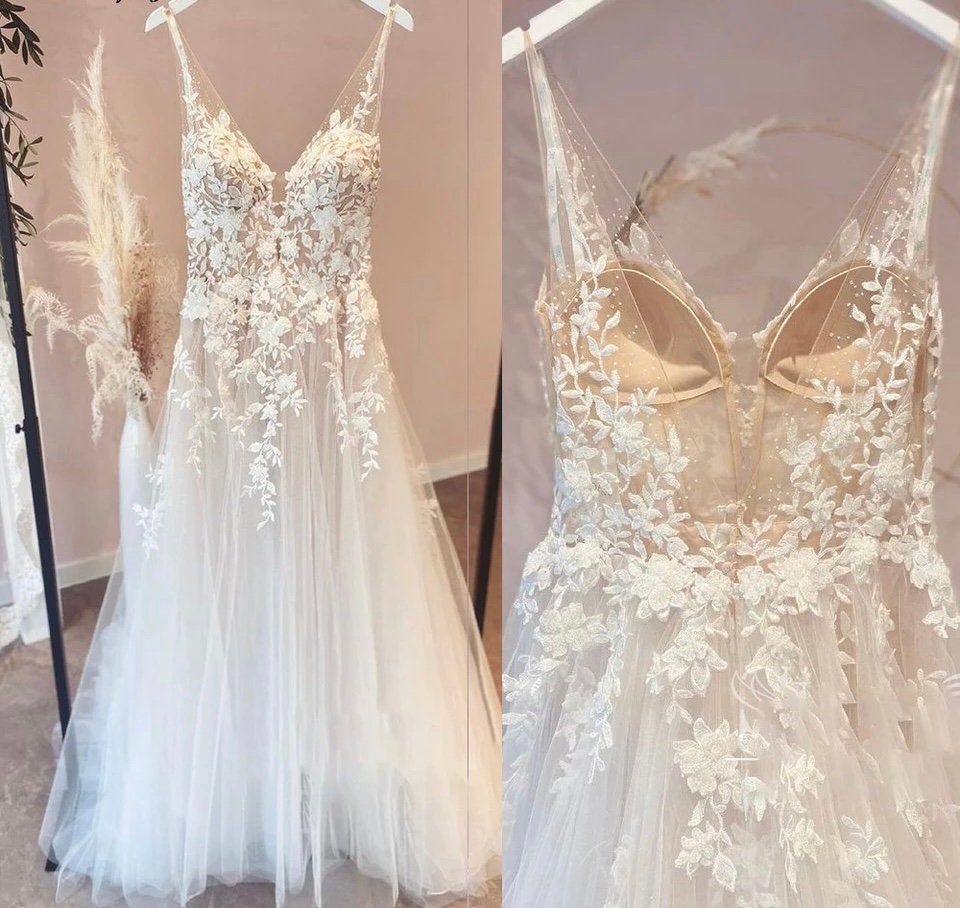 
                      
                        Romantic Flowing A Line Tulle Lace Wedding Dress With V Neck Beach Bridal Gown
                      
                    