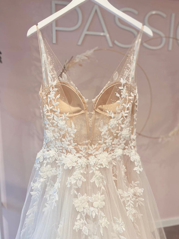 
                      
                        Romantic Flowing A Line Tulle Lace Wedding Dress With V Neck Beach Bridal Gown
                      
                    