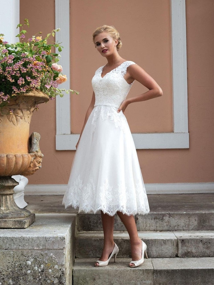 Load image into Gallery viewer, Elegant A Line Short Wedding Dress Sleeveless Lace Tea-Length Tulle Bridal Dress
