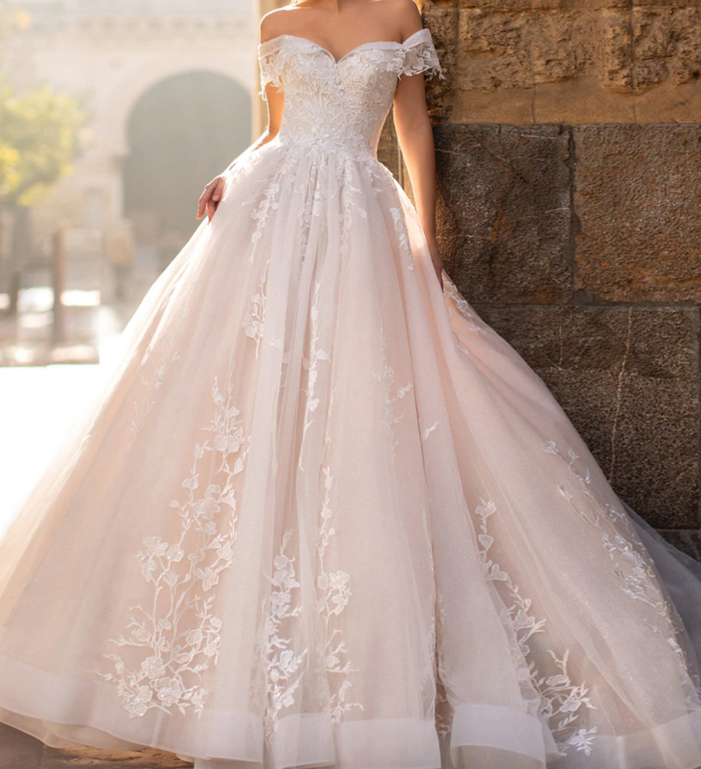 Sweetheart  Lace Vintage Wedding Dress Appliques Beaded Bride Gown Plus Sizes Available - TulleLux Bridal Crowns &  Accessories 