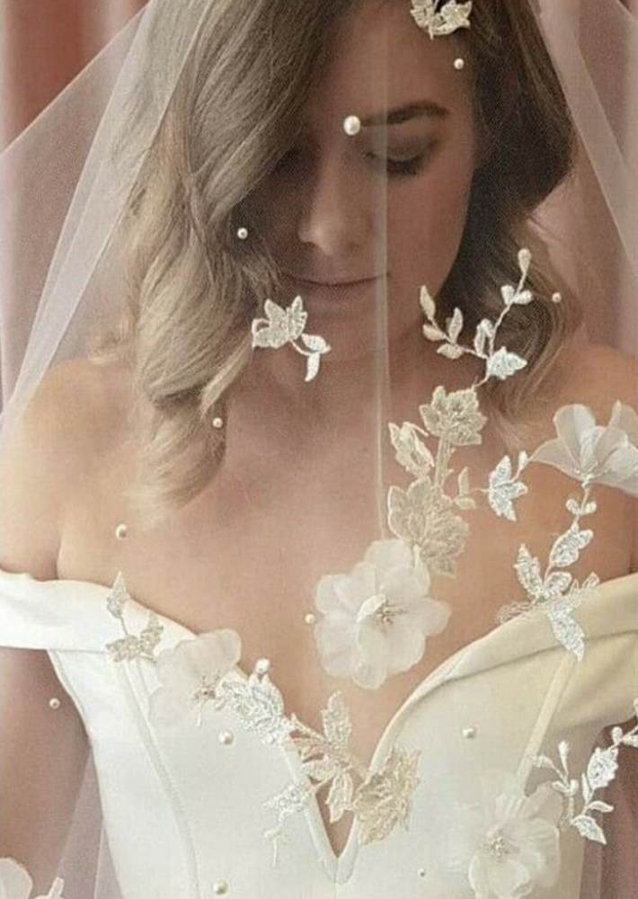 
                      
                        Appliques Wedding Veil 3D Flowers Pearls Cathedral Chapel Length Elegant Bridal Veil - TulleLux Bridal Crowns &  Accessories 
                      
                    