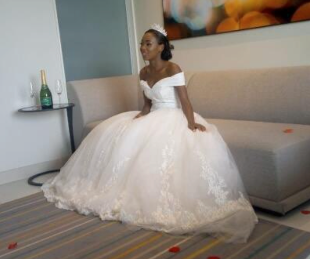 Load image into Gallery viewer, Off Shoulder Lace Tulle Princess A Line Court Train Wedding Bridal Ball Gown
