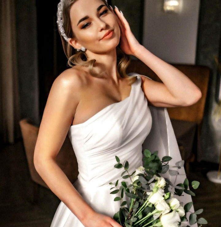 
                      
                        One Shoulder A-line Ruched Organza Princess Wedding Bridal Gown
                      
                    