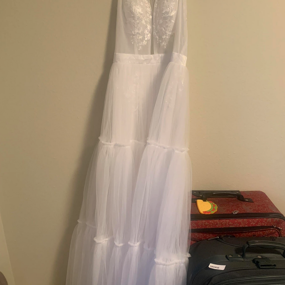 
                      
                        Garden Party Boho Deep V Neck Sleeveless Tulle Lace Wedding Bridal Gown
                      
                    
