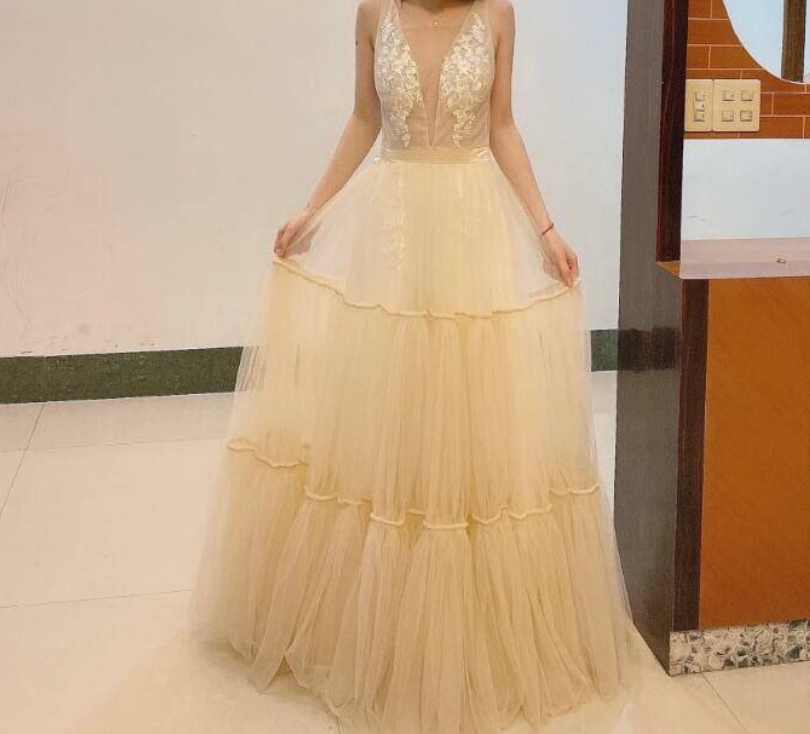 
                      
                        Garden Party Boho Deep V Neck Sleeveless Tulle Lace Wedding Bridal Gown
                      
                    