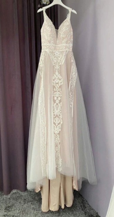 
                      
                        A Line Boho Blush Pink Wedding Dress Lace Tulle V Neck Sleeveless Open Back Gown
                      
                    