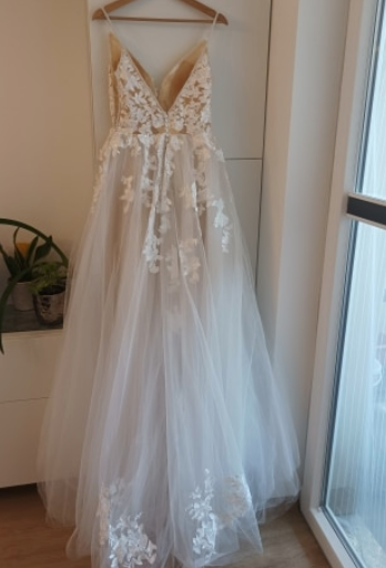 Load image into Gallery viewer, Spaghetti Strap Lace Wedding Dress With V Neckline Tulle Bridal Gown
