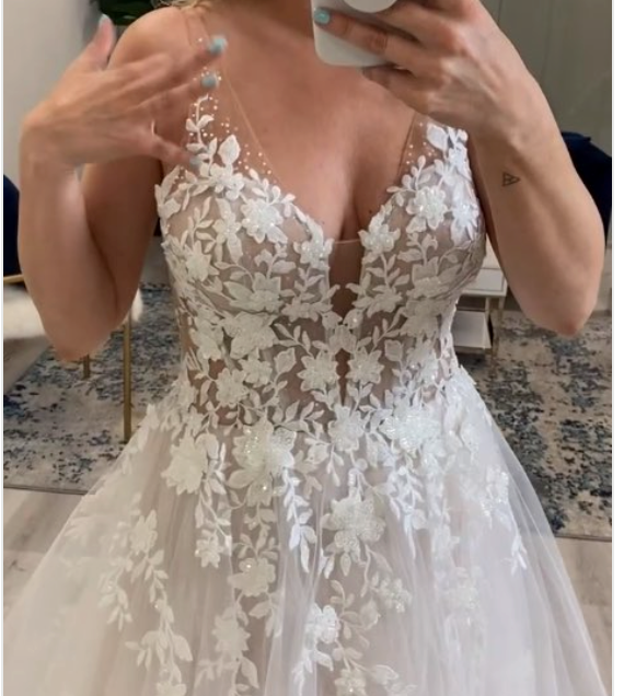 
                      
                        Romantic Flowing A Line Tulle Lace Wedding Dress With V Neck Beach Bridal Gown
                      
                    