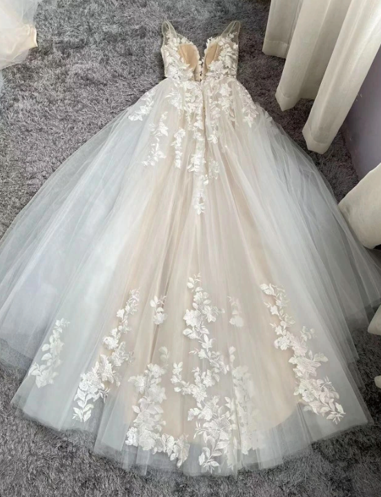 
                      
                        Romantic Flowing A Line Tulle Lace Wedding Dress With V Neck Beach Bridal Gown
                      
                    
