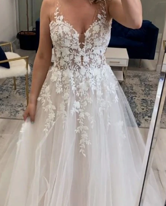 
                      
                        Romantic Flowing A Line Tulle Lace Wedding Dress With V Neck Beach Bridal Gown
                      
                    