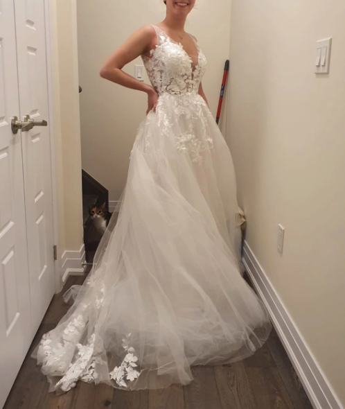 
                      
                        Romantic Flowing A Line Tulle Lace Wedding Dress With V Neck Beach Bridal Gown
                      
                    