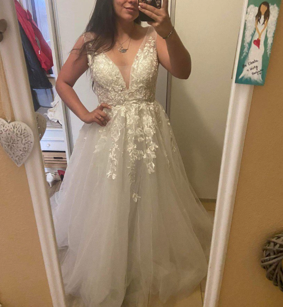 
                      
                        Romantic Flowing A Line Tulle Lace Wedding Dress With V Neck Beach Bridal Gown
                      
                    
