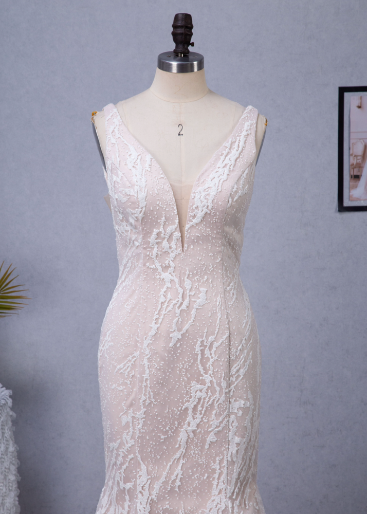 
                      
                        Plunging V-Neckline Trumpet Wedding Dress With Detachable Overskirt
                      
                    