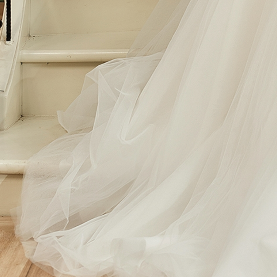 
                      
                        Illusion Long Sleeve Chapel Train Lace Wedding Dress
                      
                    