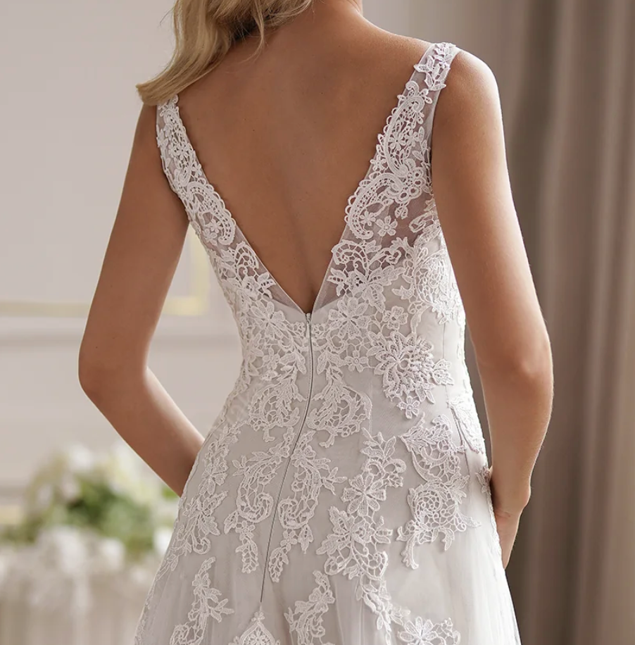 
                      
                        Romantic Strap V-Neck Fit & Flare Wedding Dress
                      
                    