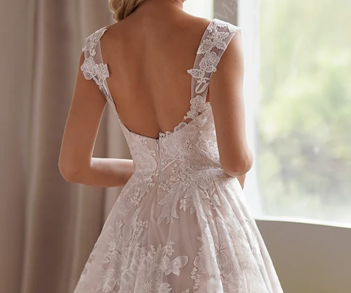 Load image into Gallery viewer, Dreamy Floral A-Line Wedding Dress With Lace
