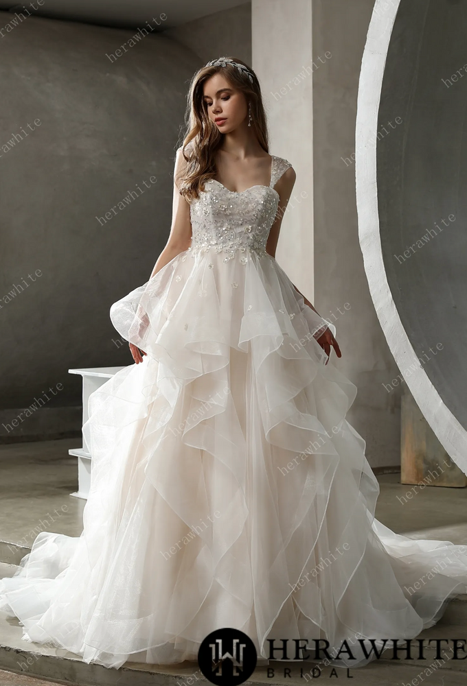 
                      
                        Vestido de gala con volantes de tul y cuentas con detalles de ensueño 
                      
                    