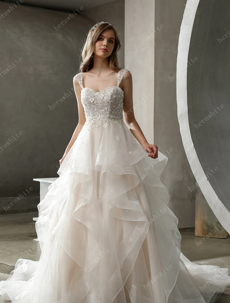 
                      
                        Vestido de gala con volantes de tul y cuentas con detalles de ensueño 
                      
                    