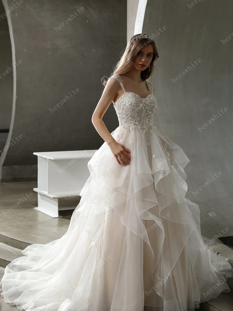 
                      
                        Vestido de gala con volantes de tul y cuentas con detalles de ensueño 
                      
                    