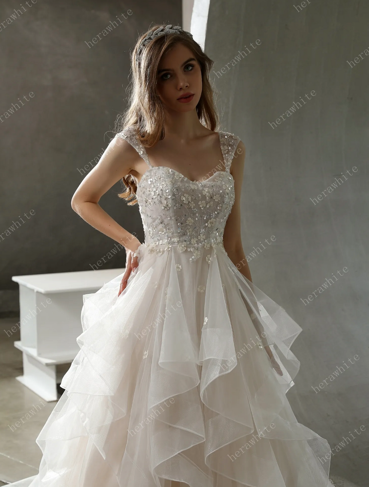 
                      
                        Vestido de gala con volantes de tul y cuentas con detalles de ensueño 
                      
                    