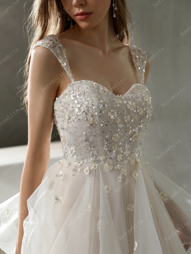 
                      
                        Vestido de gala con volantes de tul y cuentas con detalles de ensueño 
                      
                    