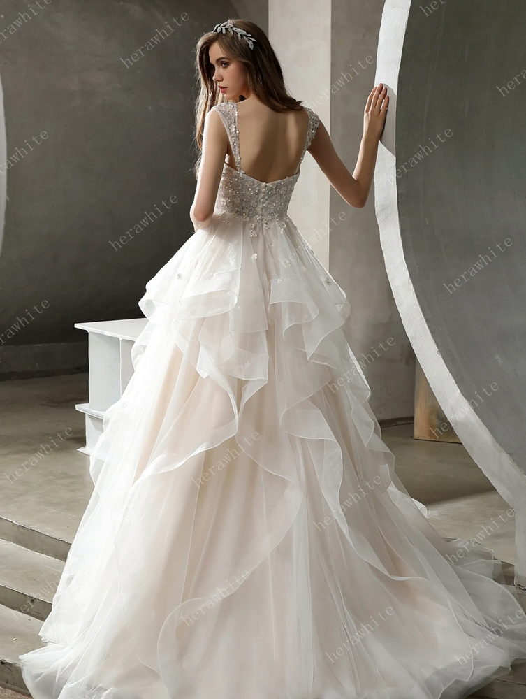 
                      
                        Vestido de gala con volantes de tul y cuentas con detalles de ensueño 
                      
                    
