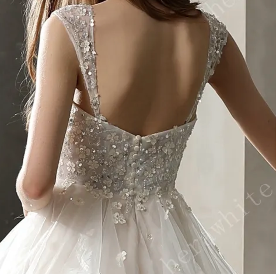 
                      
                        Vestido de gala con volantes de tul y cuentas con detalles de ensueño 
                      
                    